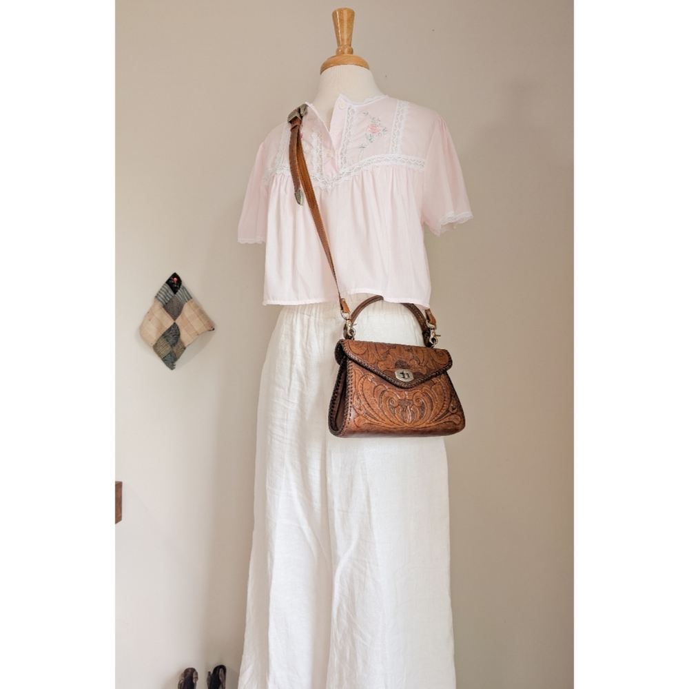 R E W O R K E D Vintage :: Pink Floral Embroidered Lace Trim 90s Cottage Blouse - Picture 4 of 15